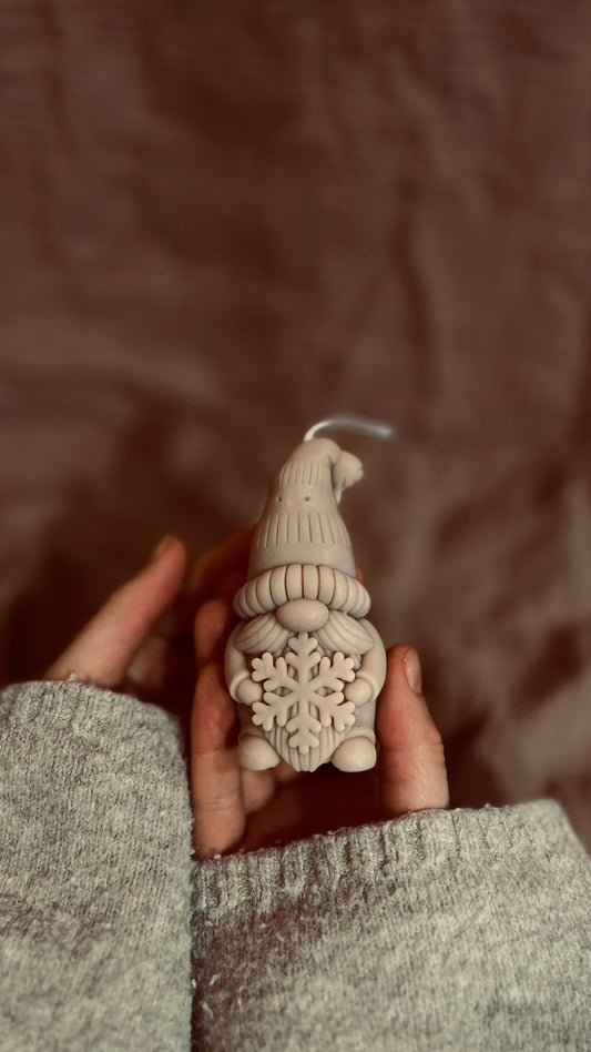 Weihnachtswichtel Ilvy - Dekokerze aus 100% Sojawachs