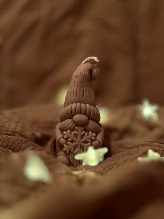 Weihnachtswichtel Ilvy - Dekokerze aus 100% Sojawachs