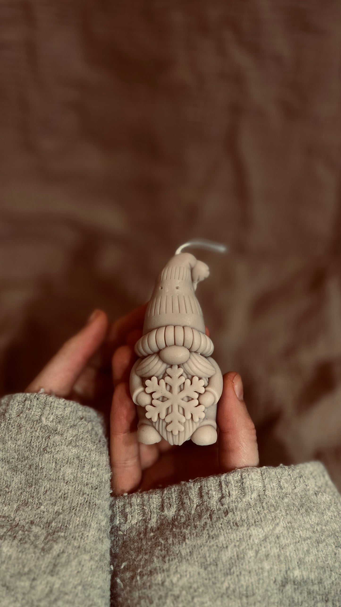 Weihnachtswichtel Ilvy - Dekokerze aus 100% Sojawachs